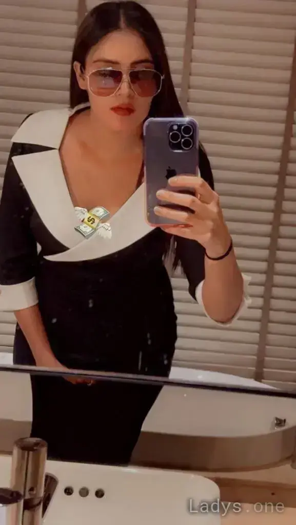 Lola, 22 years beautiful nude Pune escorts girl, height 170 sm, Weight  kg
