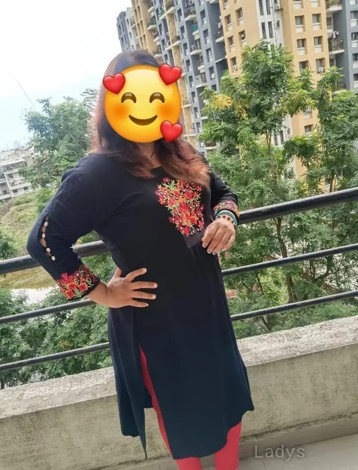 Neha, 36 years beautiful nude Pune escorts girl, height 152 sm, Weight  kg