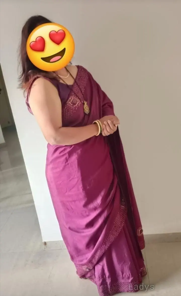 Neha, 36 years beautiful nude Pune escorts girl, height 152 sm, Weight  kg
