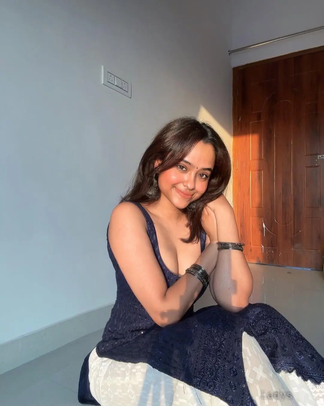 Pallavi, 22 years beautiful nude Pune escorts girl, height 154 sm, Weight  kg
