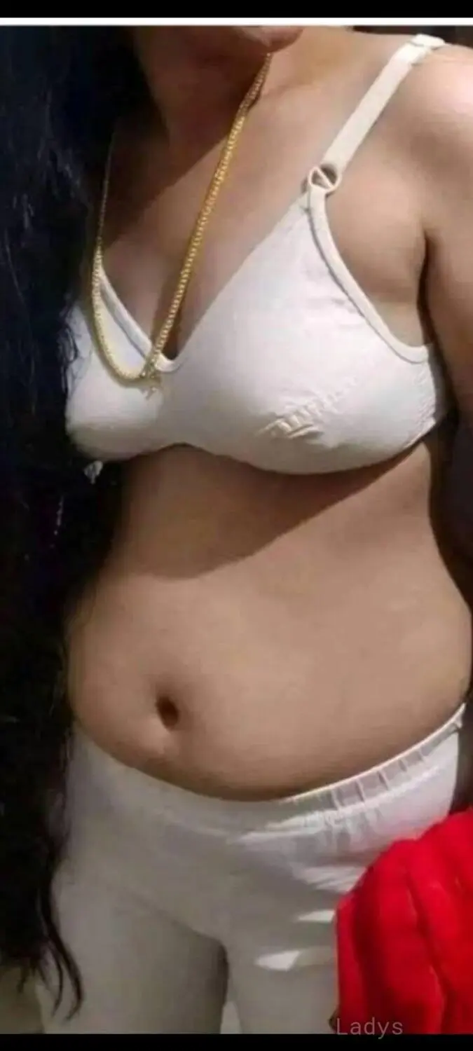 Pooja, 32 years beautiful nude Pune escorts girl, height 152 sm, Weight  kg