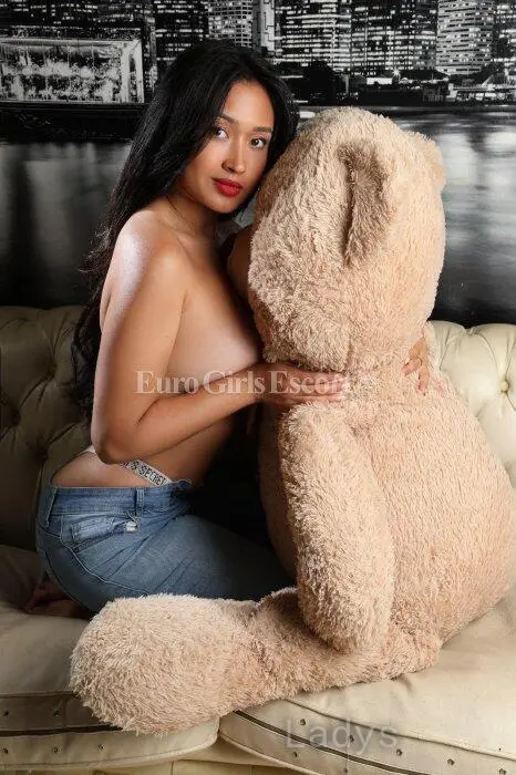 Manuela, 26 years old Riga escort girl with big tits, height 167 sm, Weight 58 kg