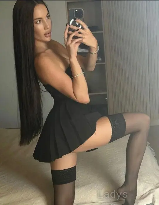 Cynthia, 24 years beautiful nude Rimini escorts girl, height 170 sm, Weight 52 kg