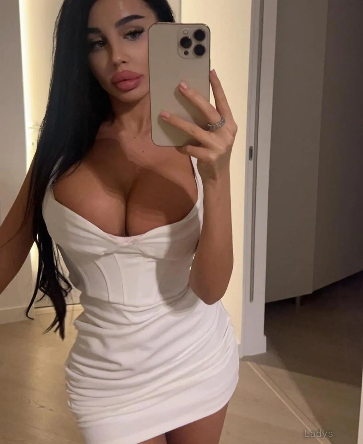 Hana, years old Riyadh escort girl with big tits, height 168 sm, Weight kg