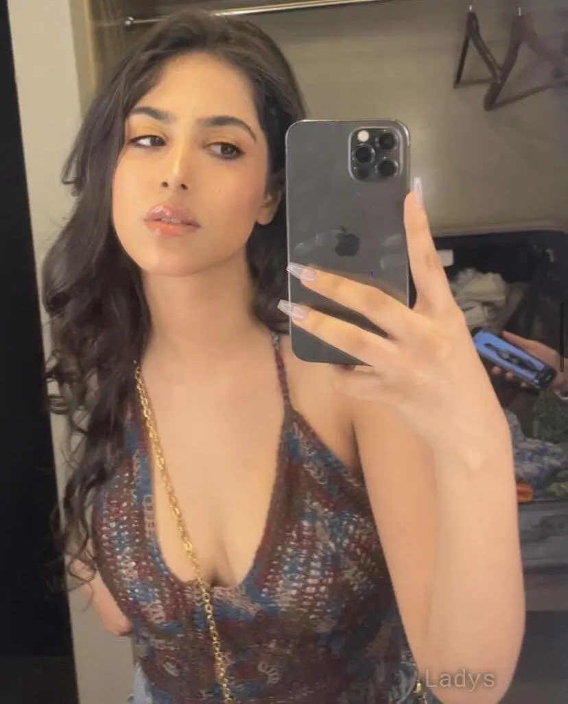 Lalisa, 21 years old Riyadh escort girl with big tits, height 161 sm, Weight  kg