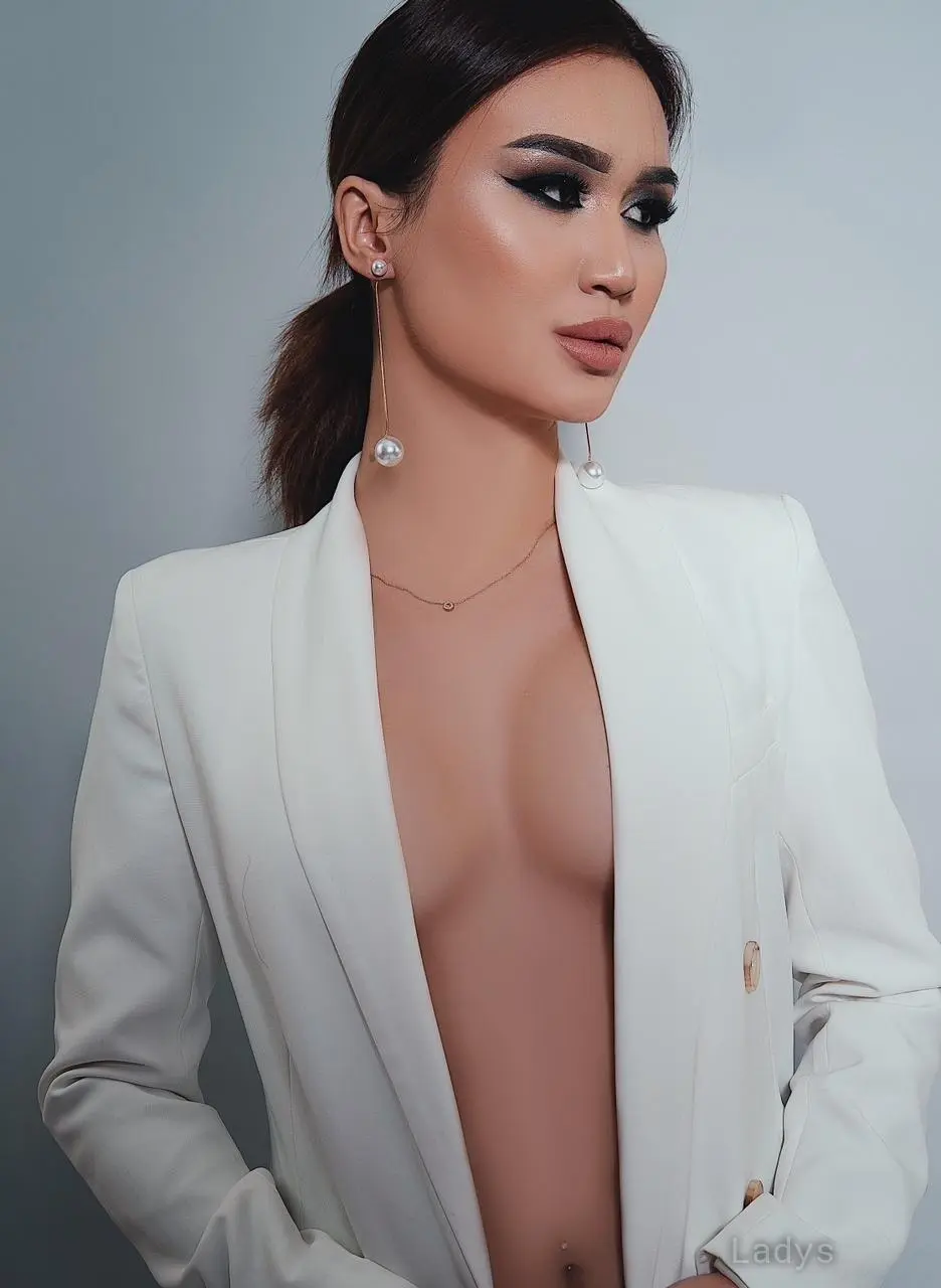 Lauren, 23 years old Riyadh escort girl with big tits, height 165 sm, Weight  kg