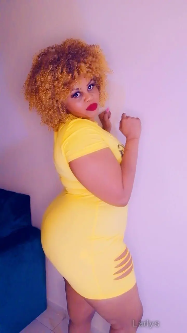Maya, 25 years old Riyadh escort girl with big tits, height 160 sm, Weight  kg