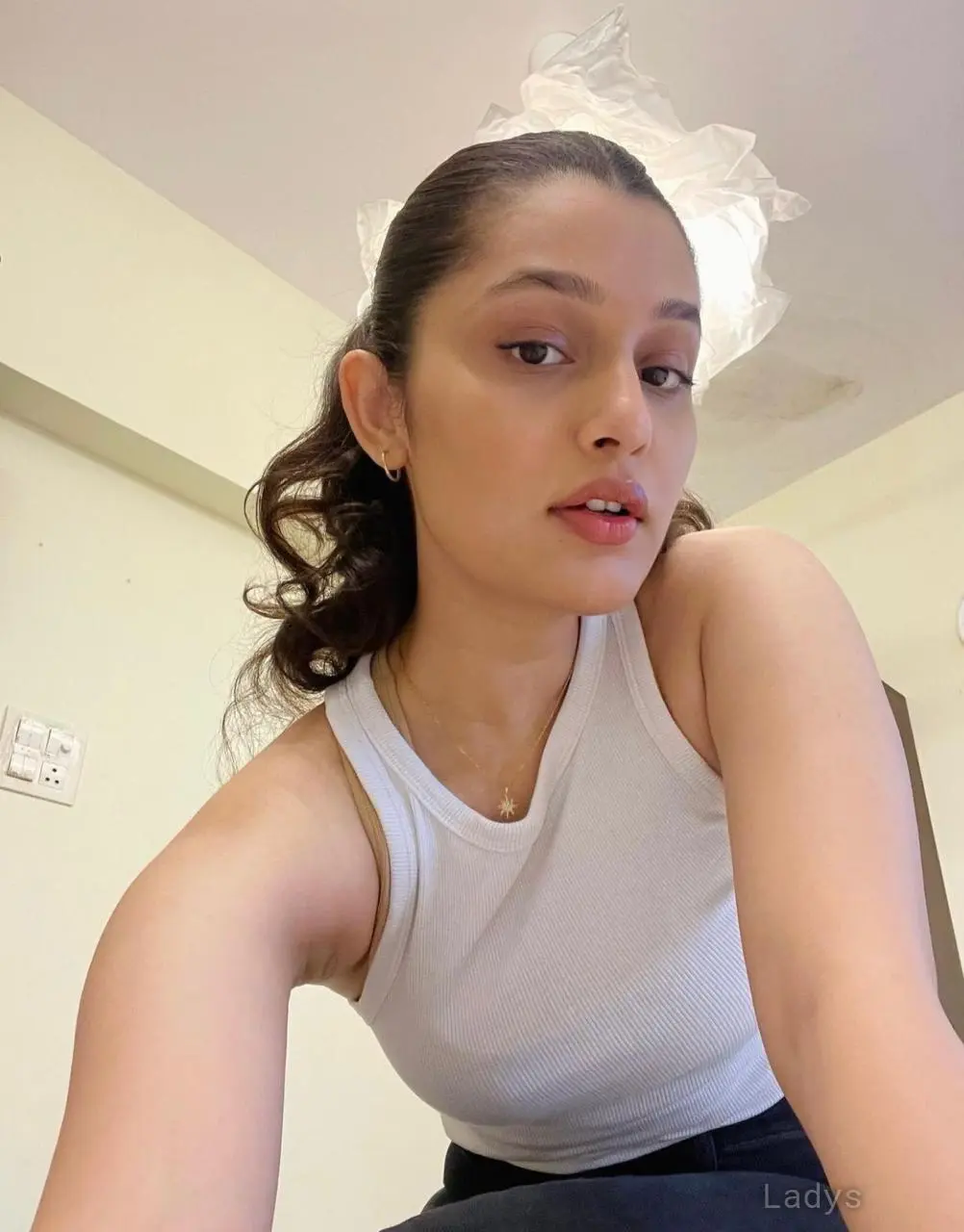 Mira, 22 years old Riyadh escort girl with big tits, height 165 sm, Weight  kg