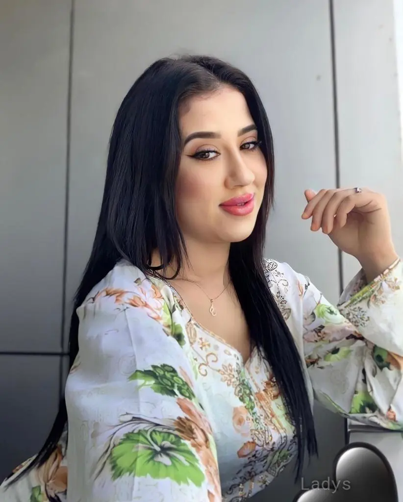 Neu, 21 years old Riyadh escort girl with big tits, height 167 sm, Weight  kg