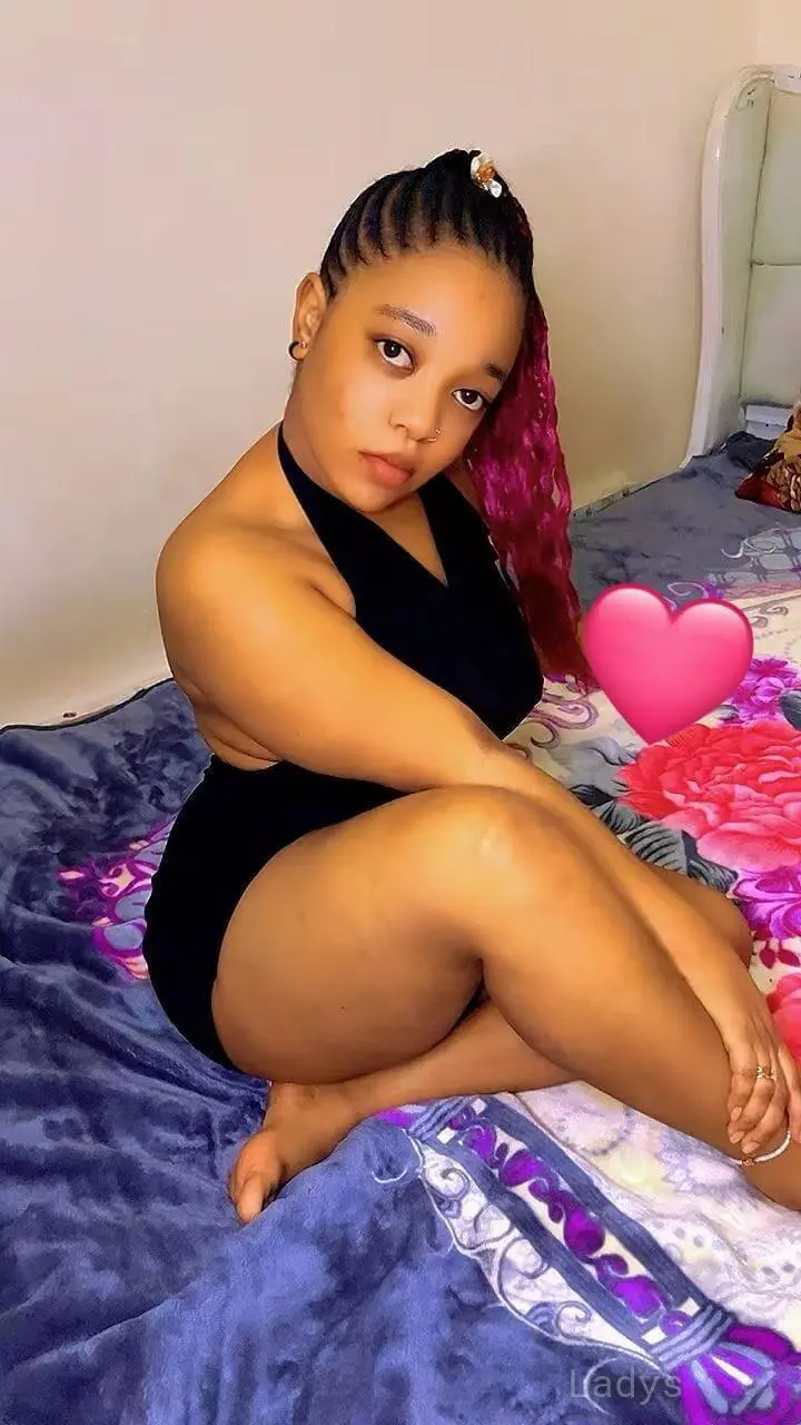 Shakira, 23 years old Riyadh escort girl with big tits, height 157 sm, Weight kg
