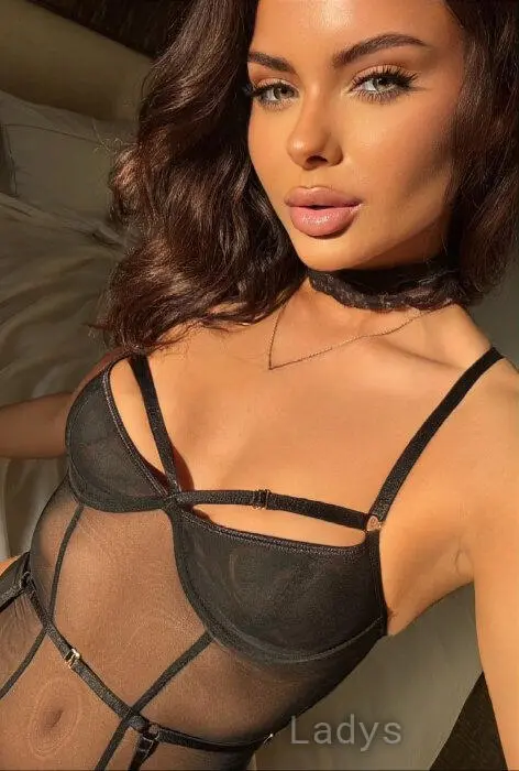 Julia, 23 years beautiful nude Riyadh escorts girl, height 167 sm, Weight 53 kg