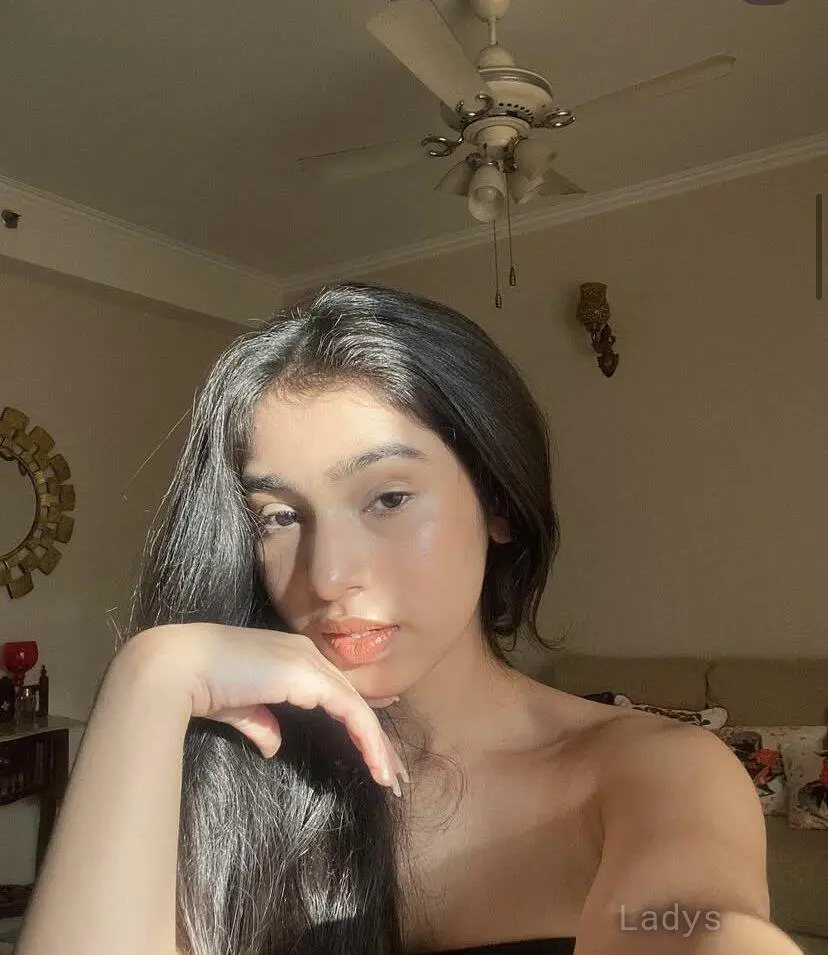 Kelly, 22 years beautiful nude Riyadh escorts girl, height 165 sm, Weight  kg