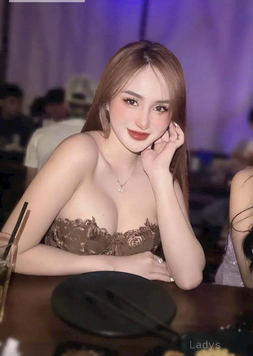 Vu, 22 years beautiful nude Riyadh escorts girl, height 165 sm, Weight kg