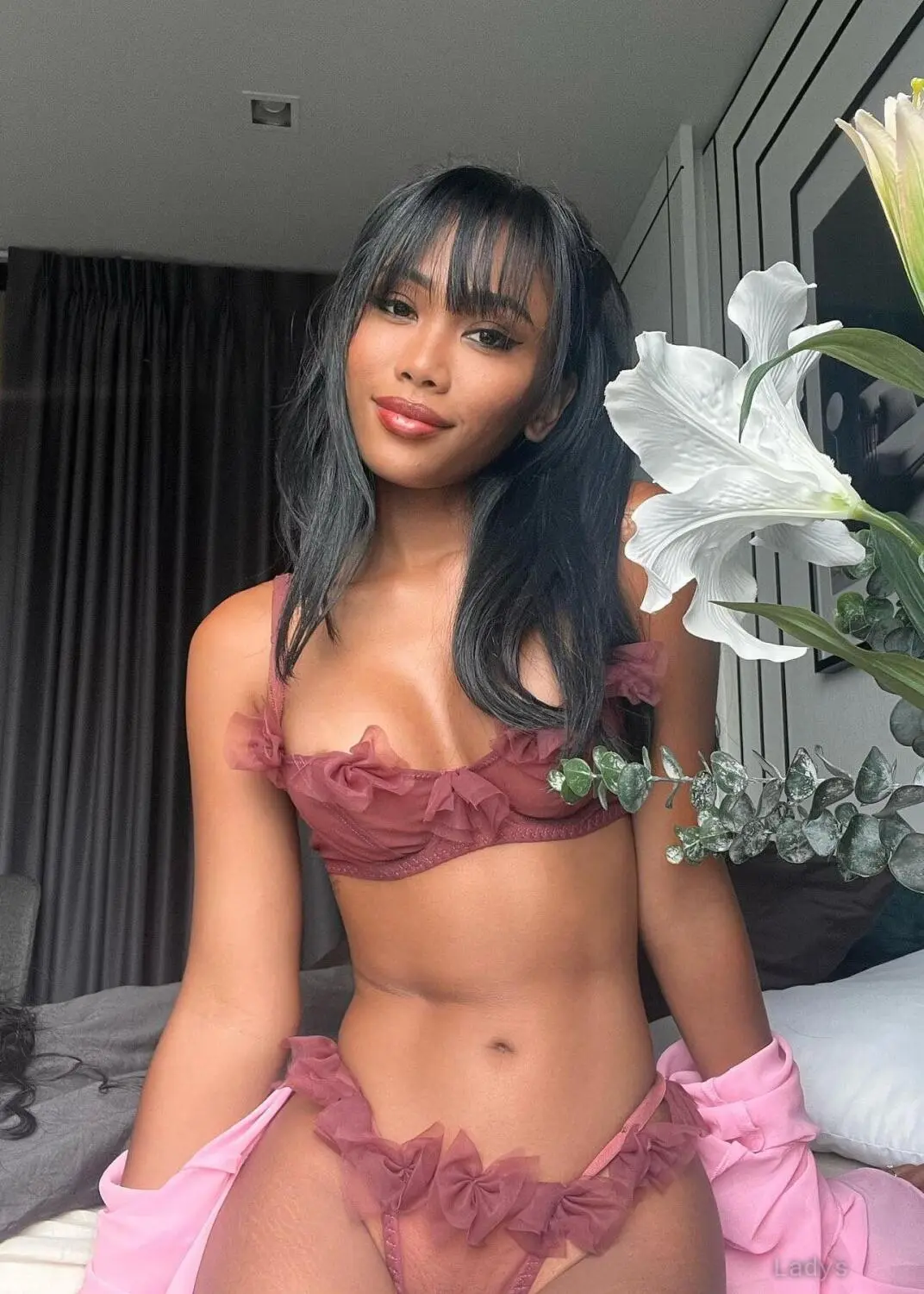 Sheila, 25 years asian escorts girl, height 172 sm, Weight 54 kg, Saint Tropez eacort