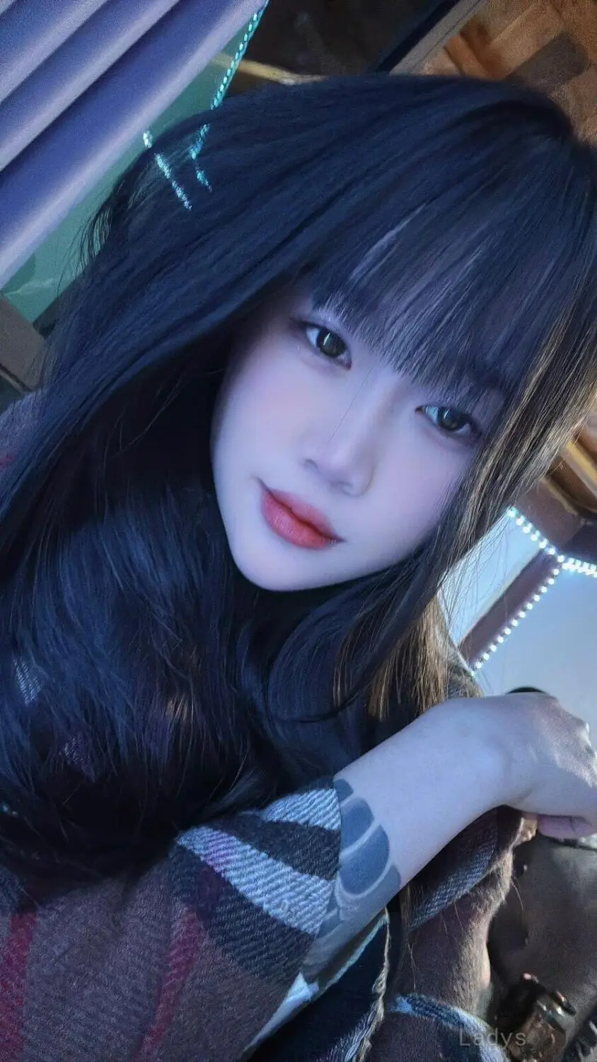 Hana, 21 years old Salalah escort girl with big tits, height 164 sm, Weight  kg