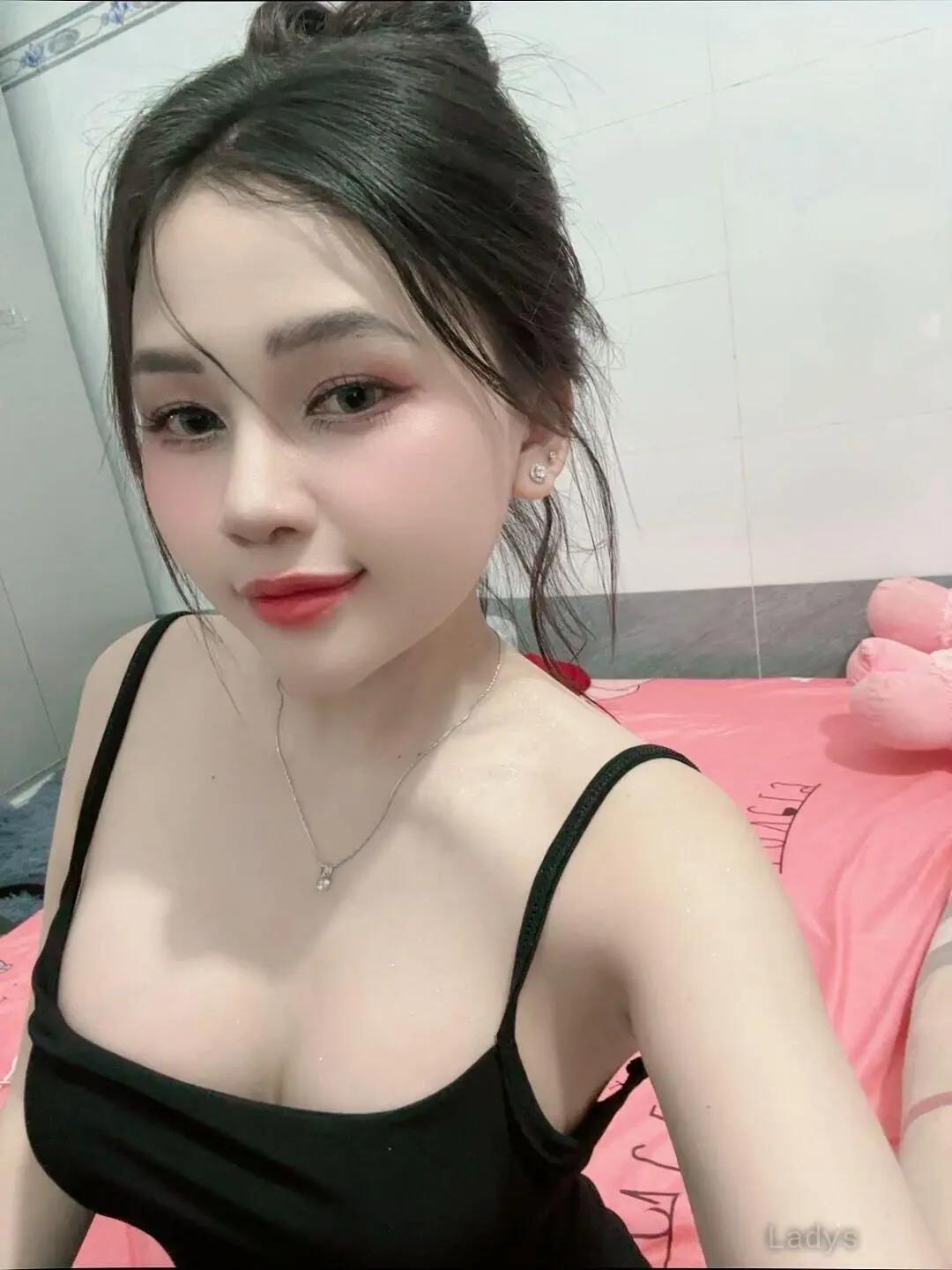 Lin, 22 years old Salalah escort girl with big tits, height 158 sm, Weight kg