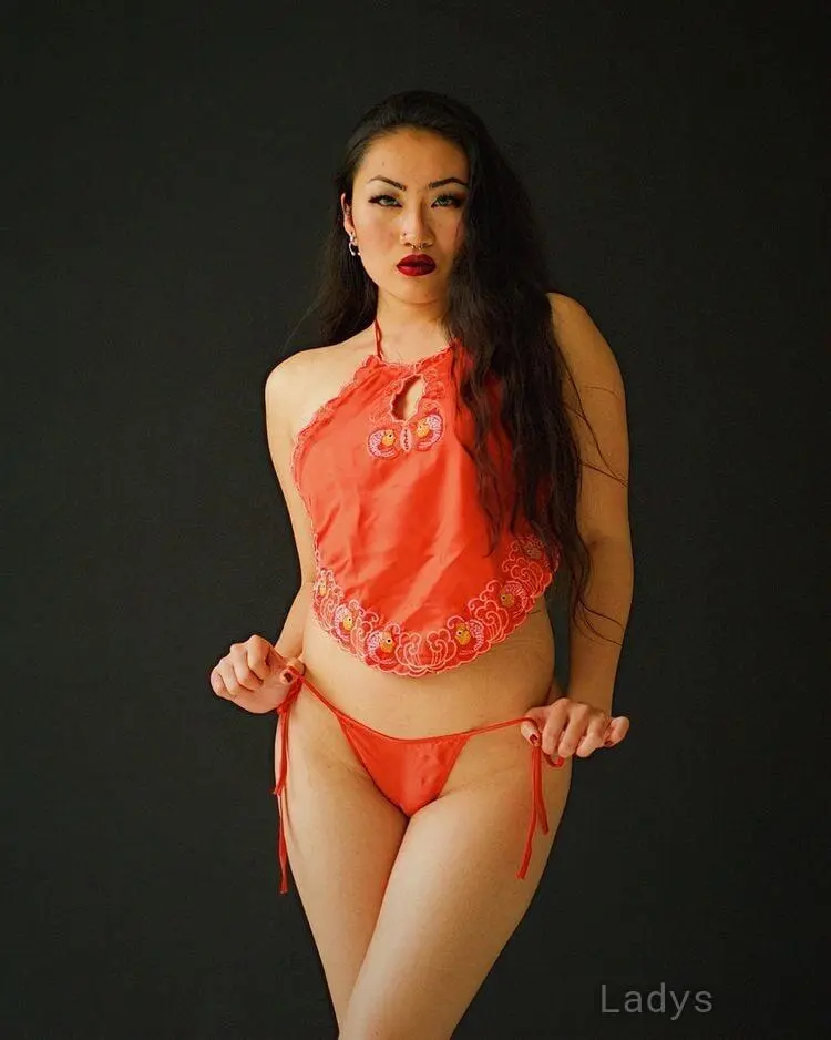 Alicia Hebi, 26 years beautiful nude San Diego escorts girl, height 169 sm, Weight 60 kg