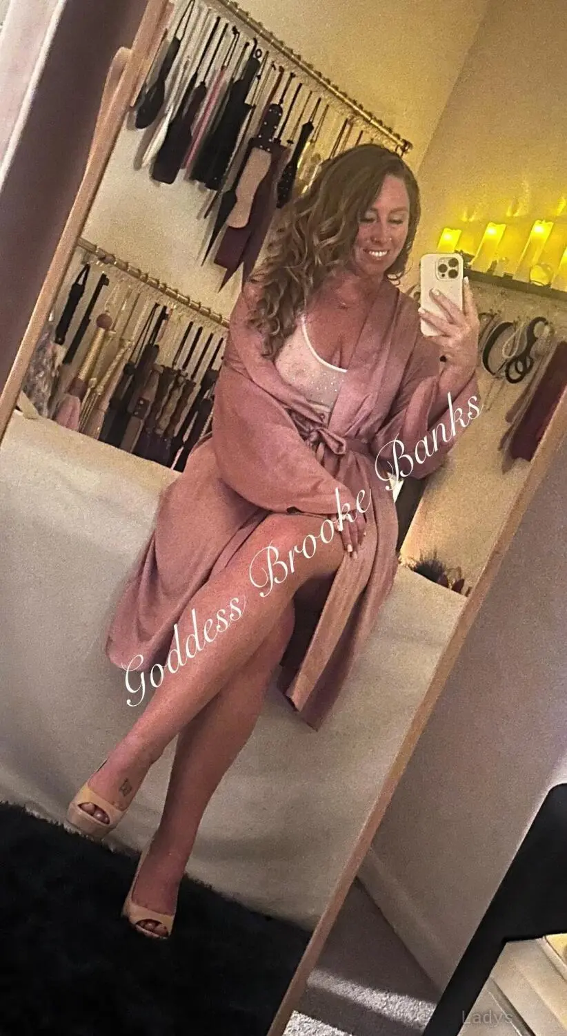 Goddess Brooke Banks, 40 years beautiful nude San Diego escorts girl, height 164 sm, Weight 63 kg