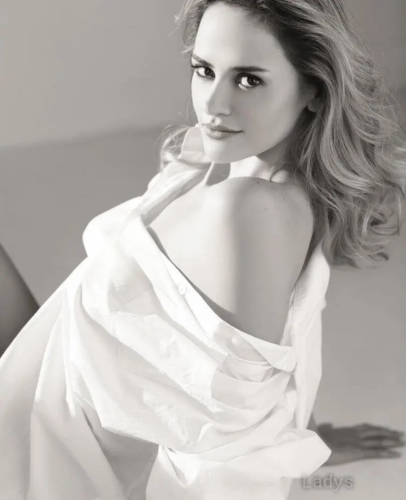 Ro, 25 years beautiful nude San Diego escorts girl, height 170 sm, Weight 65 kg