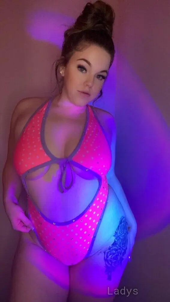 Summer Rose, 25 years beautiful nude San Diego escorts girl, height 174 sm, Weight 61 kg