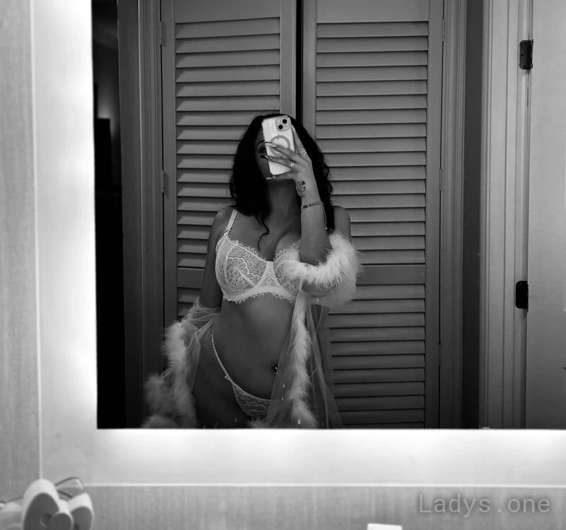 Londonbaby143, 25 years beautiful nude San Fernando Valley escorts girl, height 164 sm, Weight 65 kg