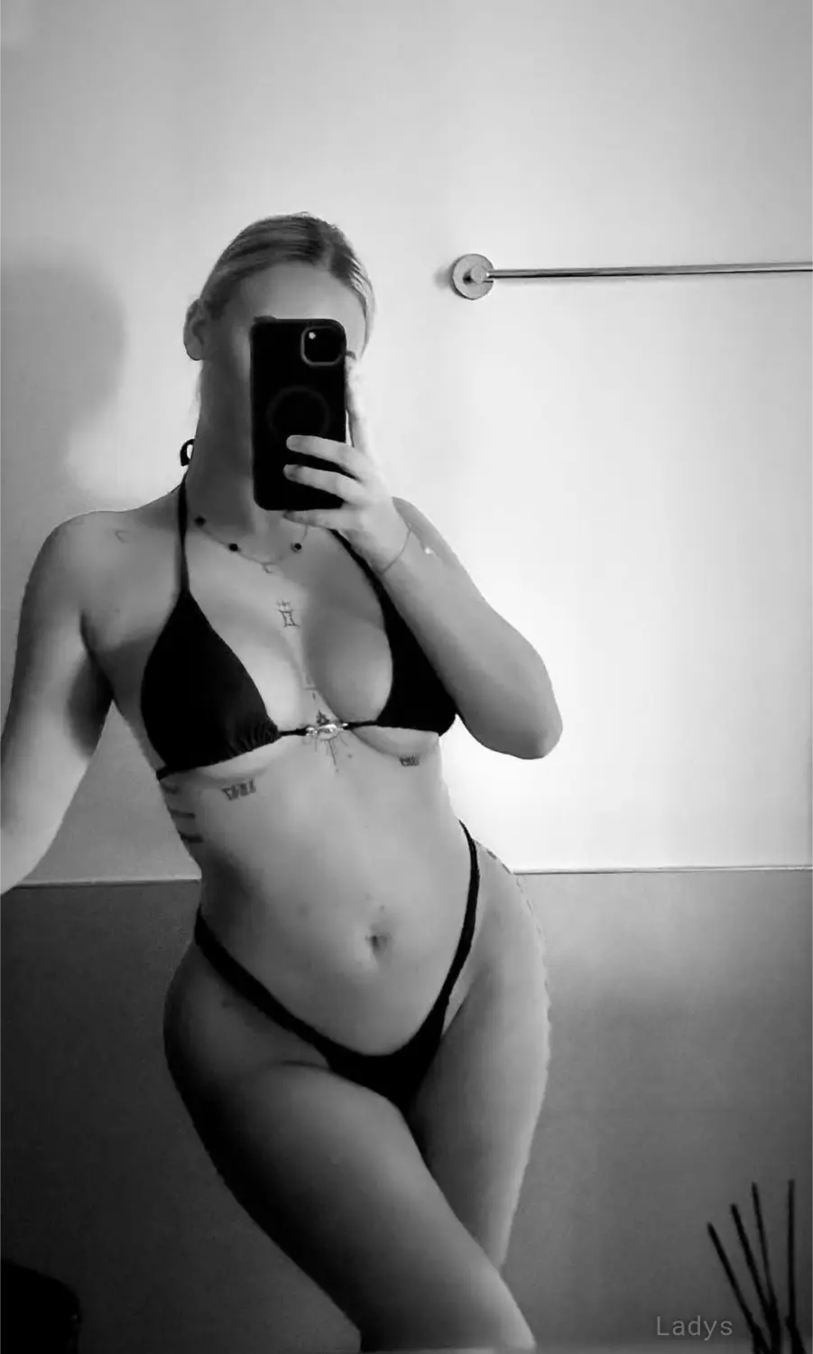 Escorte Luciana, 23 years beautiful nude Sannois escorts girl, height 170 sm, Weight 39 kg