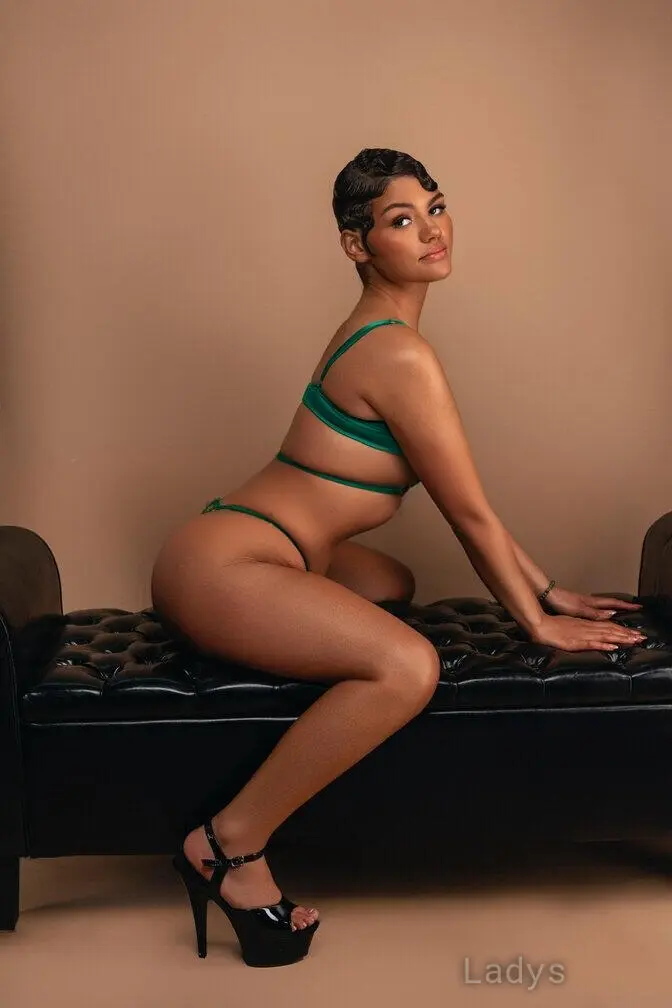 Lola Bunny, 20 years beautiful nude Seattle escorts girl, height 155 sm, Weight 57 kg
