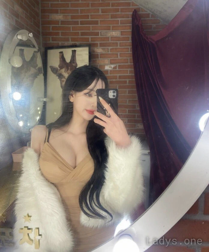 Real independent Jennie, 22 years old Seoul escort girl with big tits, height 165 sm, Weight 52 kg