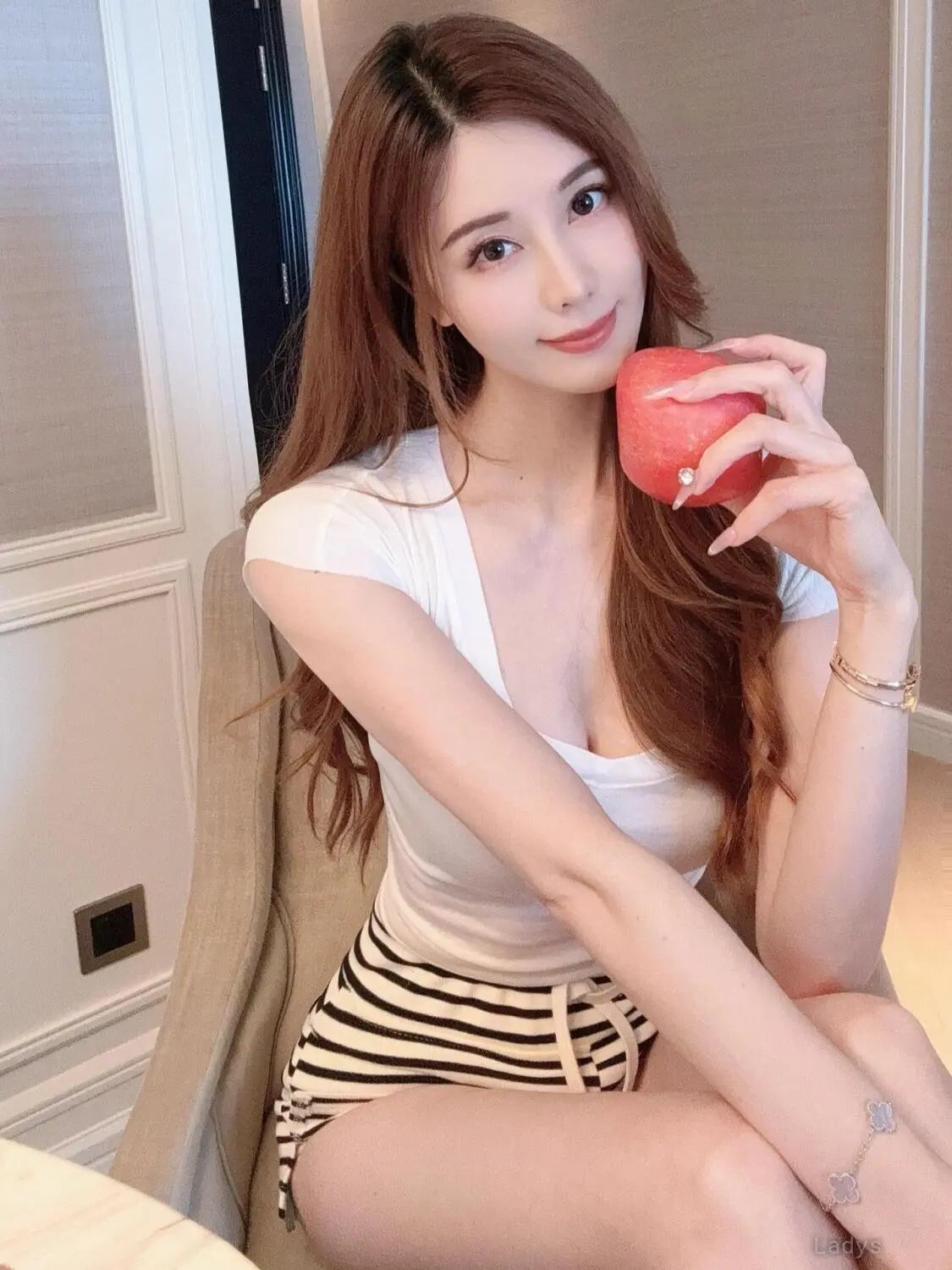 Alice WhatsApp:(+852) 47488410, 22 years old Shanghai escort girl with big tits, height 166 sm, Weight 44 kg