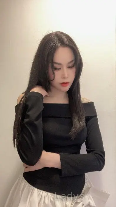Bella, 28 years beautiful nude Shanghai escorts girl, height 162 sm, Weight 45 kg