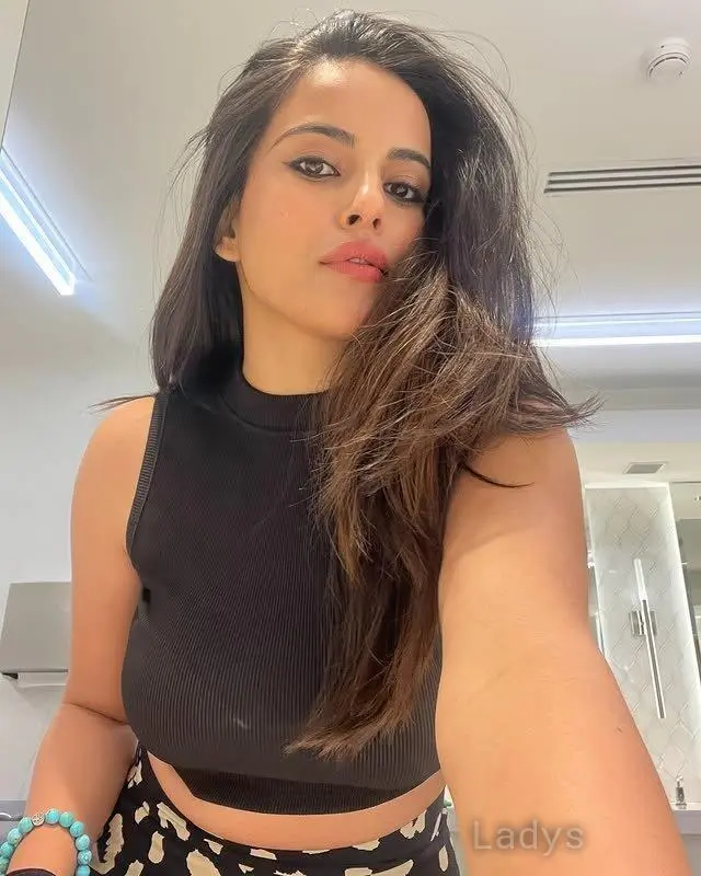 Radhika, 22 years beautiful nude Shanghai escorts girl, height 164 sm, Weight kg