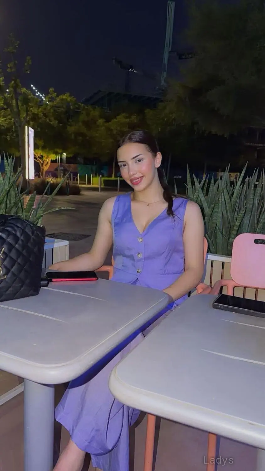 Lina18age, 18 years old Sharjah escort girl with big tits, height 168 sm, Weight kg