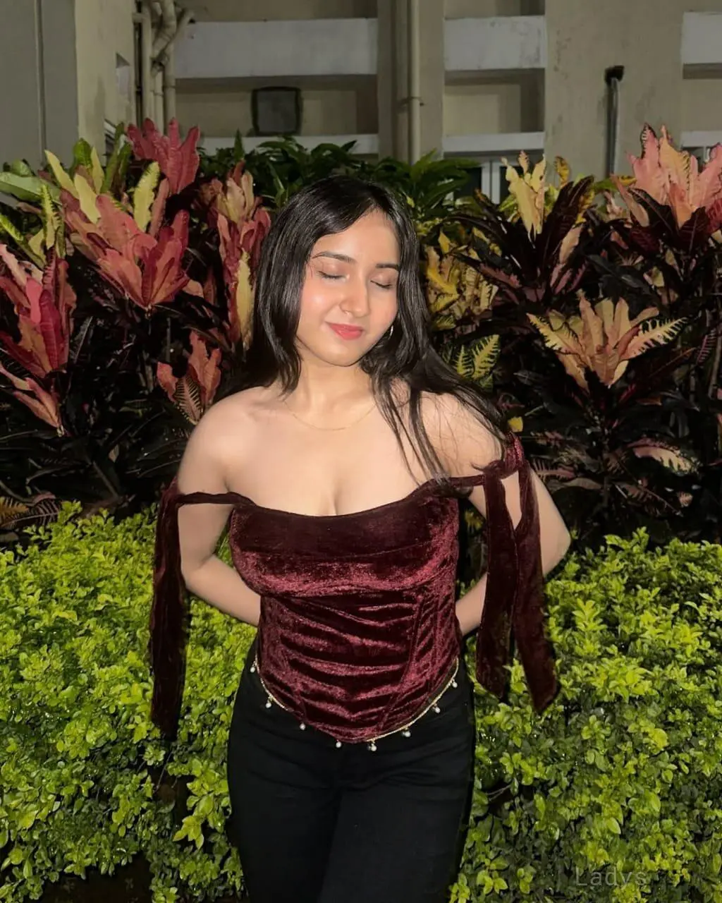 Phoebe, 23 years old Shillong escort girl with big tits, height 154 sm, Weight  kg