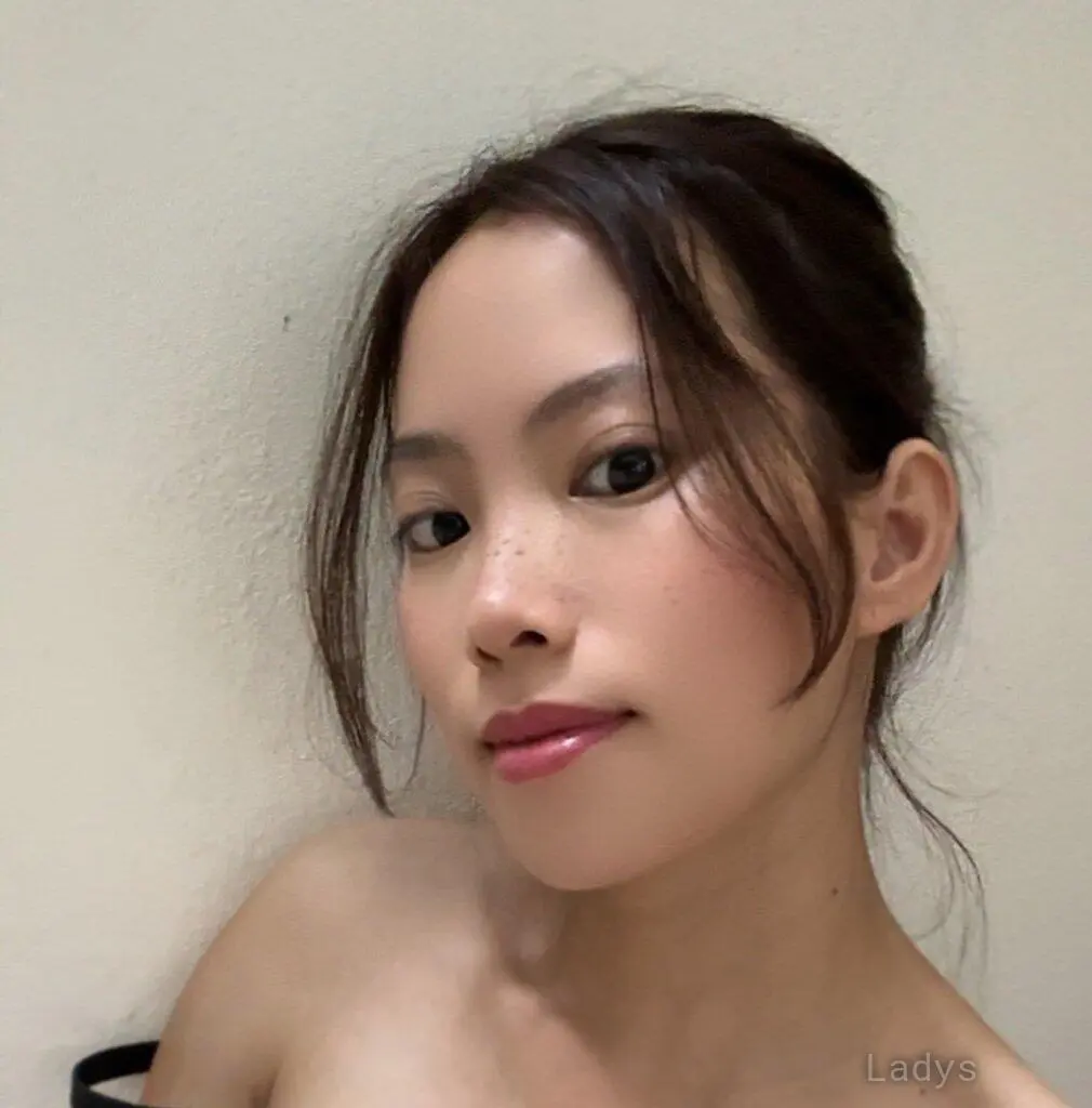 Emila, 23 years old Singapore escort girl with big tits, height 168 sm, Weight  kg
