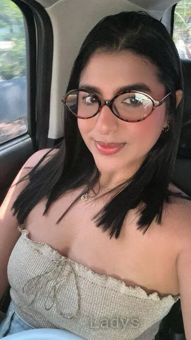 Laura, 23 years beautiful nude Singapore escorts girl, height 167 sm, Weight 72 kg