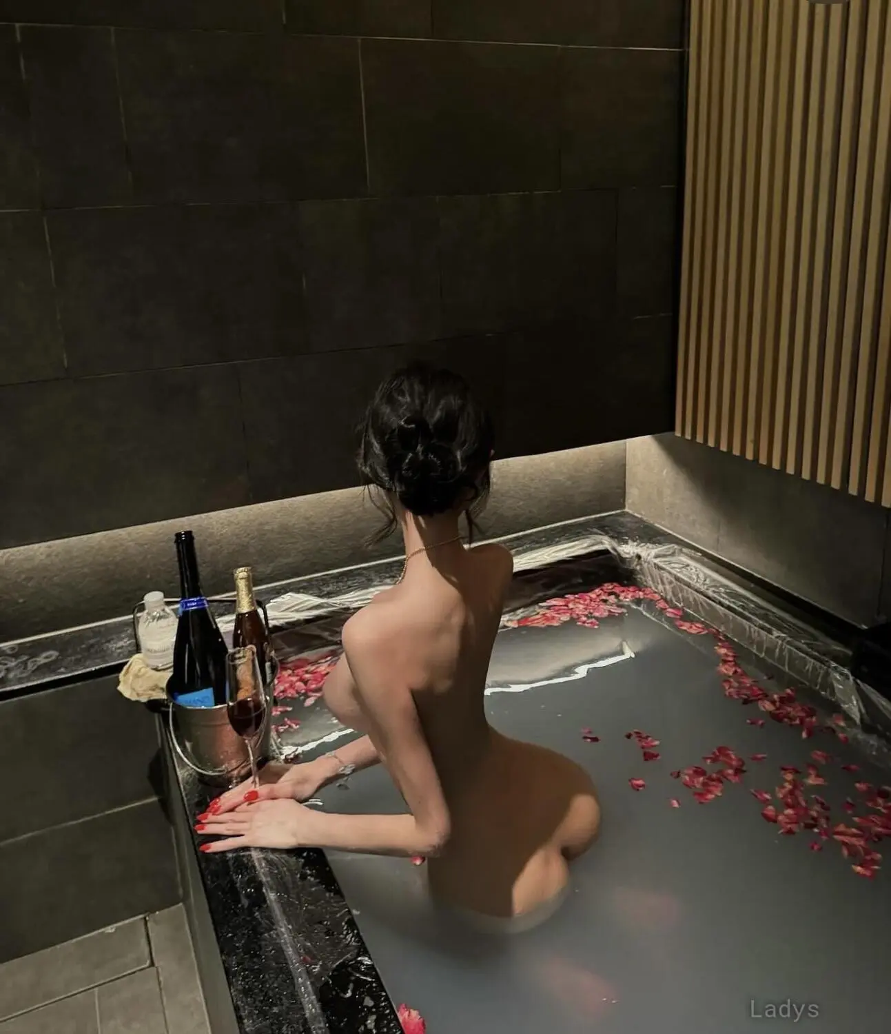 Lisa, 27 years beautiful nude Singapore escorts girl, height 168 sm, Weight 55 kg