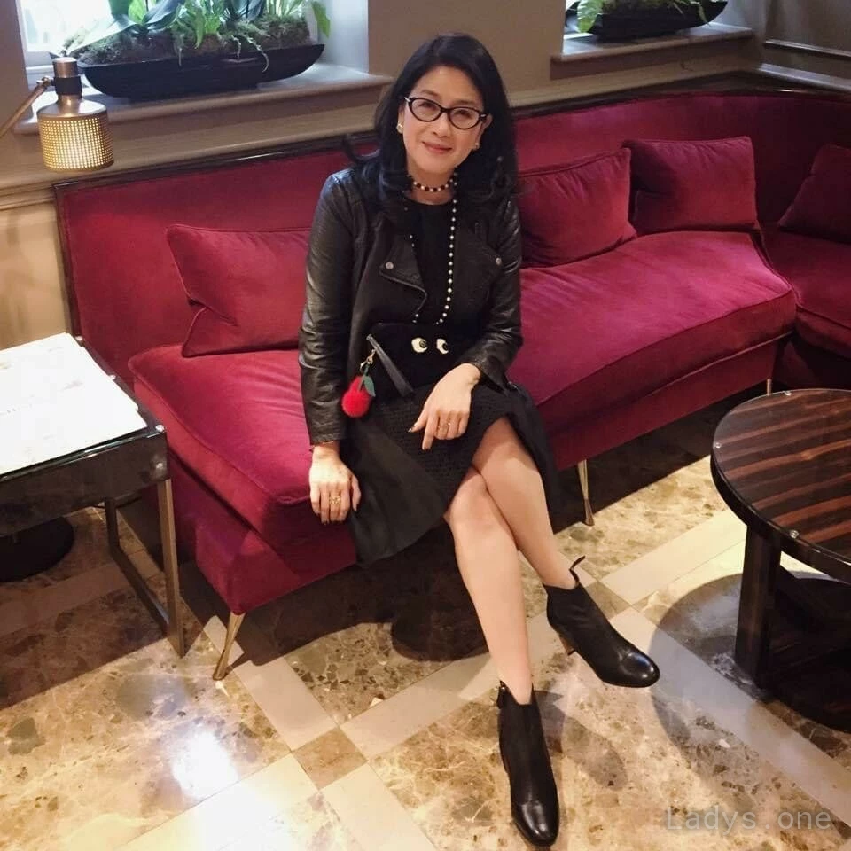 Make 5500sgd enjoy pussy with sugarmummy, 40 years beautiful nude Singapore escorts girl, height 163 sm, Weight 56 kg