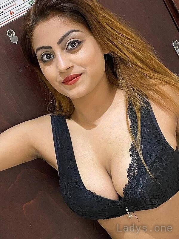 Natasha from India, 24 years beautiful nude Singapore escorts girl, height 169 sm, Weight 54 kg