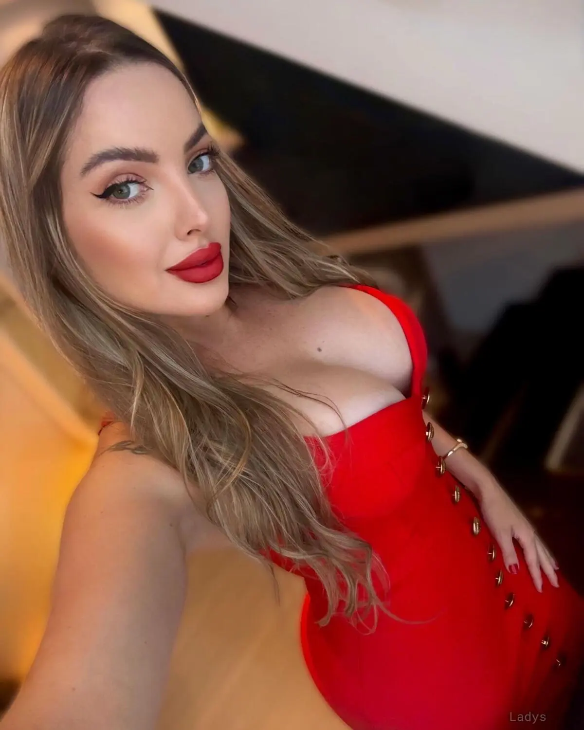 Paola, 25 years beautiful nude Singapore escorts girl, height 168 sm, Weight 53 kg