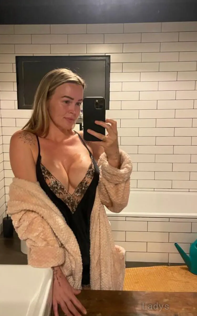 Emma Sophia, 25 years european escort girl, height 123 sm, Weight 35 kg, skipthegames Kingston