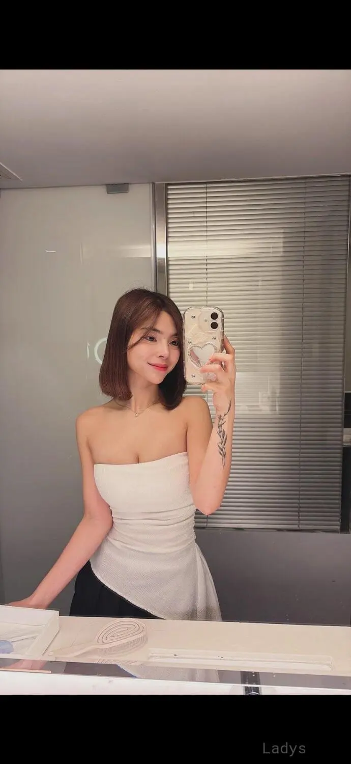 Lilly, Petite & Pretty Face, 21 years european escort girl, height 155 sm, Weight  kg, skipthegames Singapore