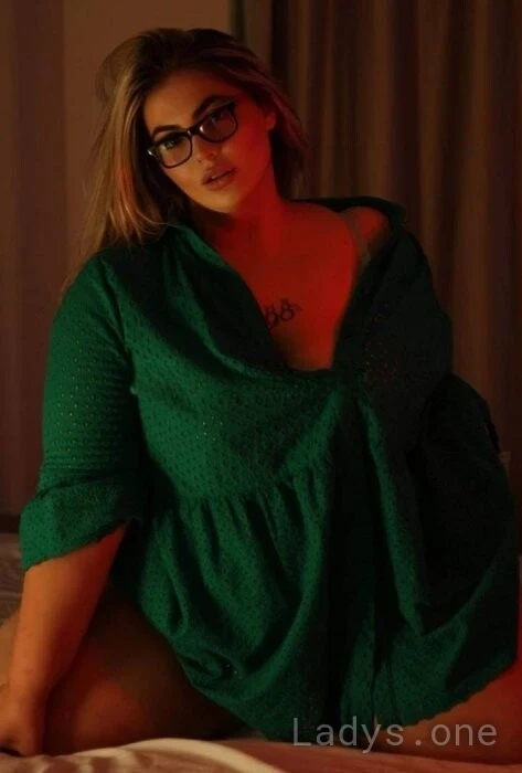 FIFI, 19 years beautiful nude Sofia escorts girl, height 173 sm, Weight 104 kg
