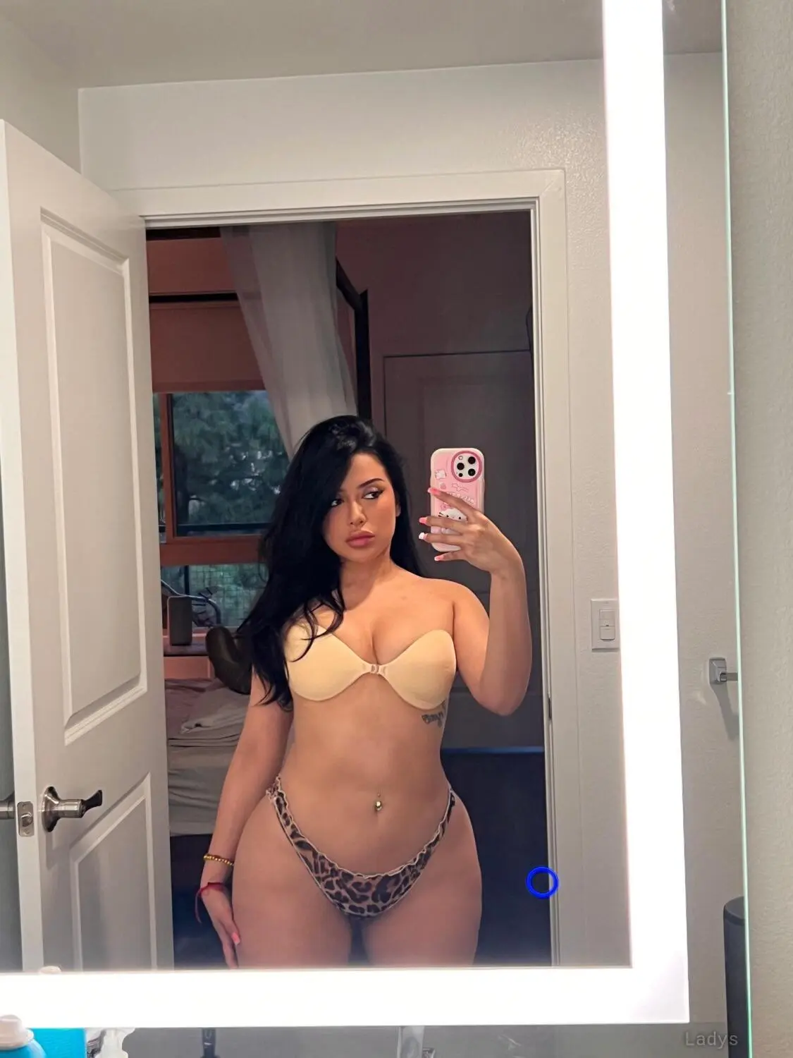 Grabiella, 27 years old Stains escort girl with big tits, height 169 sm, Weight 42 kg