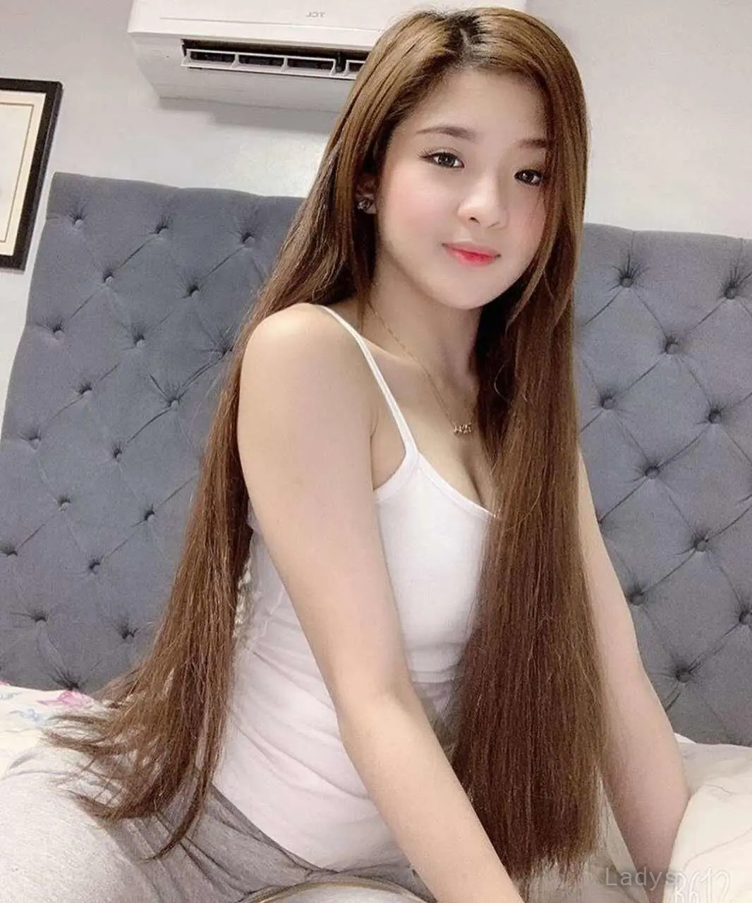 Hilda, 23 years old Surabaya escort girl with big tits, height 167 sm, Weight  kg