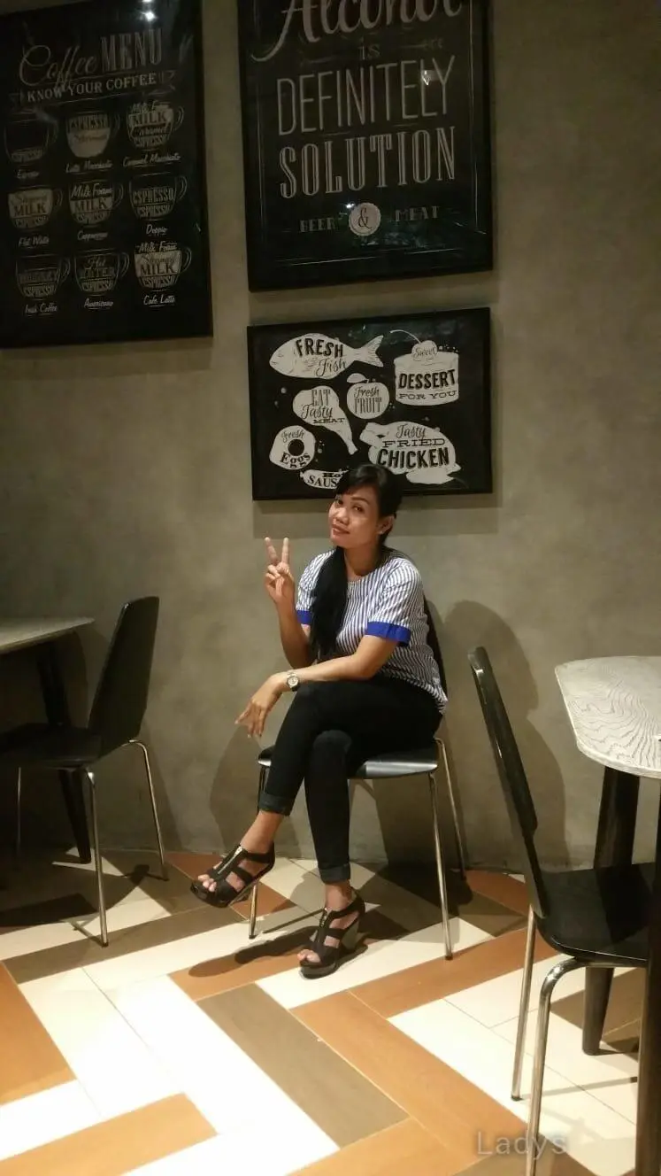 Shinta, 24 years old Surabaya escort girl with big tits, height 160 sm, Weight  kg