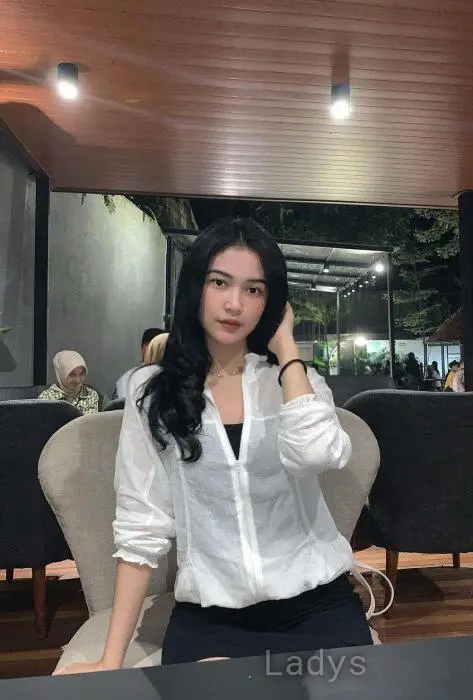 Cita, 24 years beautiful nude Surabaya escorts girl, height 161 sm, Weight 48 kg