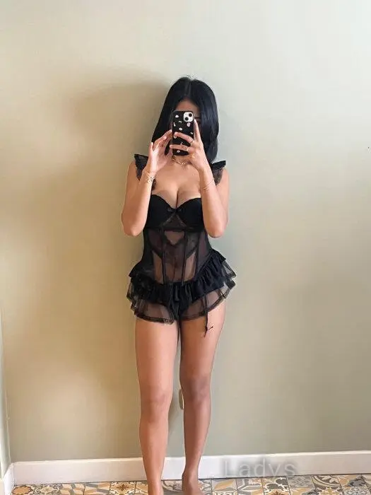 Naomi, 24 years beautiful nude Surabaya escorts girl, height 159 sm, Weight 52 kg