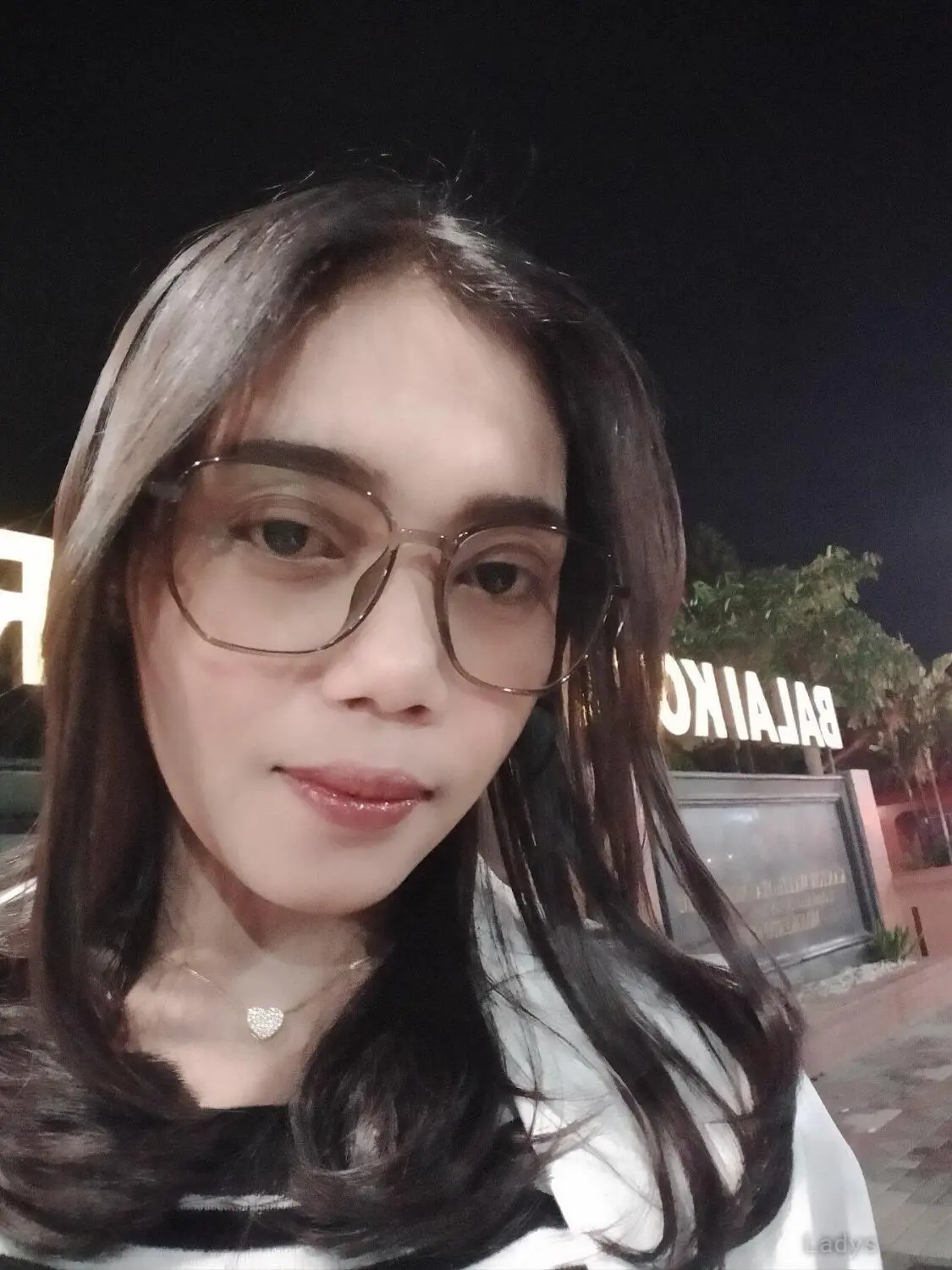 Sari, 23 years beautiful nude Surabaya escorts girl, height 165 sm, Weight  kg