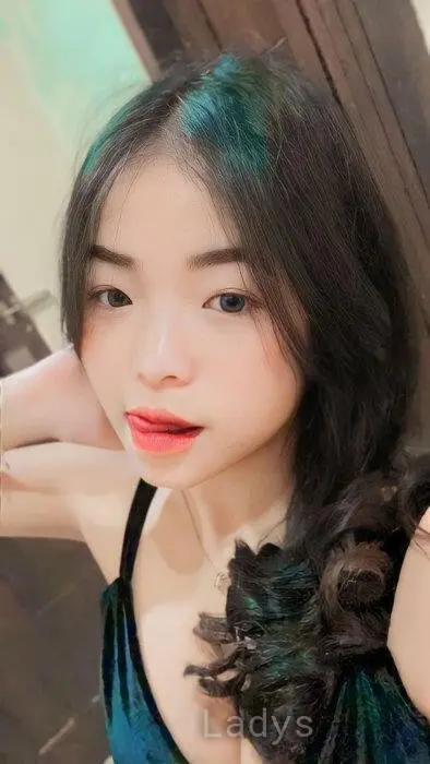 Tarisa, 21 years beautiful nude Surabaya escorts girl, height 156 sm, Weight 45 kg