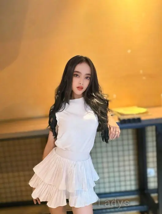 Yuki Zhi, 22 years beautiful nude Surabaya escorts girl, height 165 sm, Weight 45 kg